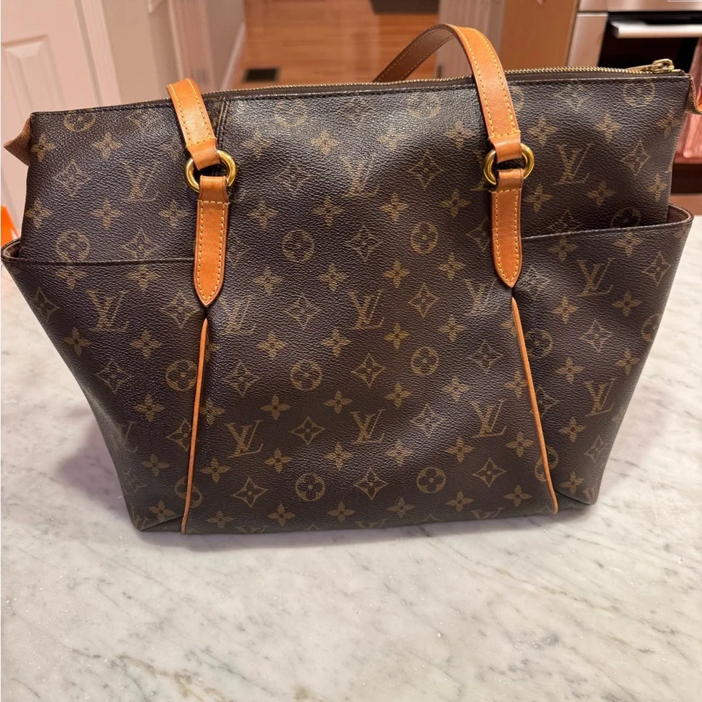 Louis Vuitton Monogram Leather Totally PM with Zipper Closure - Picture 7 of 10